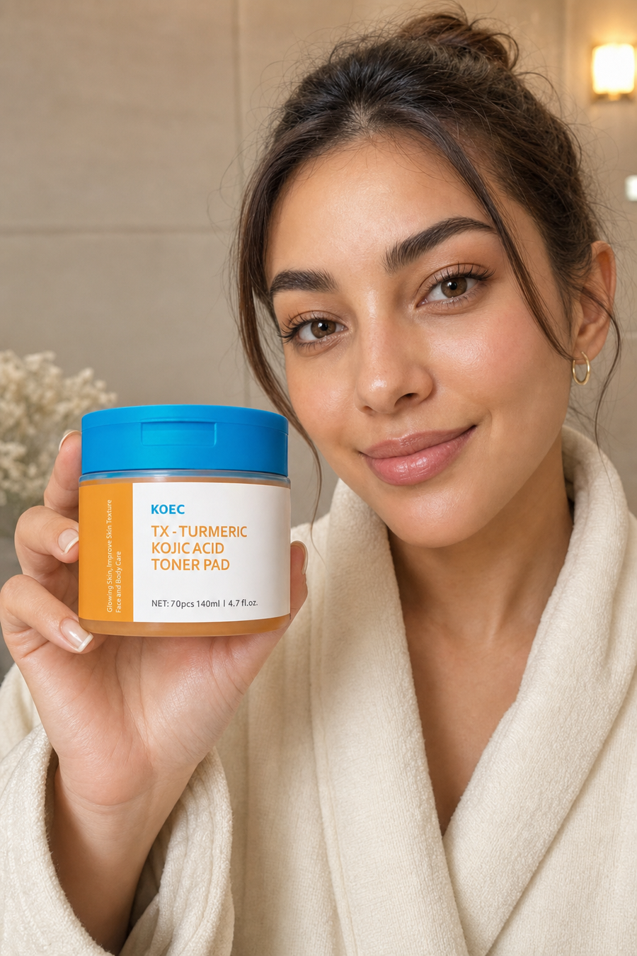 Persona sosteniendo el producto de cúrcuma con envase naranja